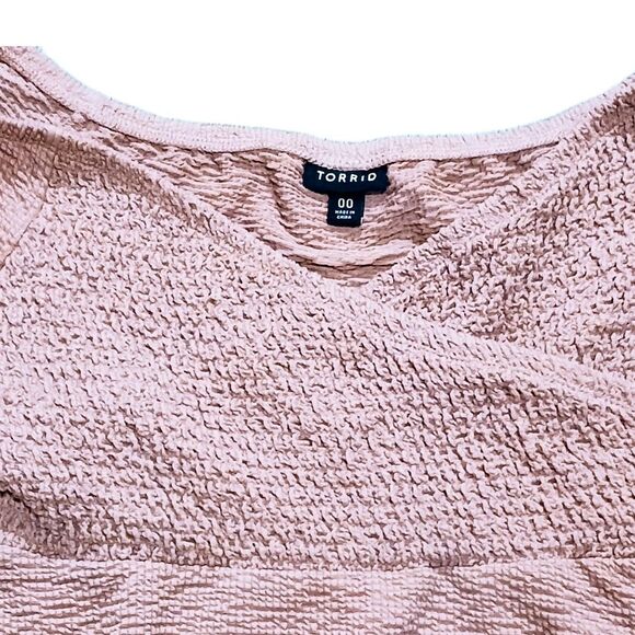 Torrid Women’s Size 00 Textured Smocked Off Shoulder Babydoll top Dusty Pink - Picture 3 of 3